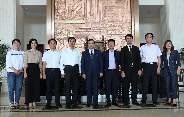 塔吉克斯坦驻华大使到访中国鹏飞集团