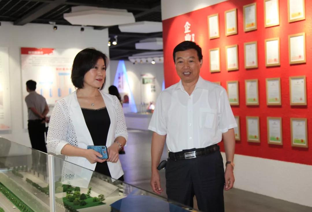 董事长王家安陪同全国建材装备标准化技术委员会秘书长王玉敏参观鹏飞集团展示厅