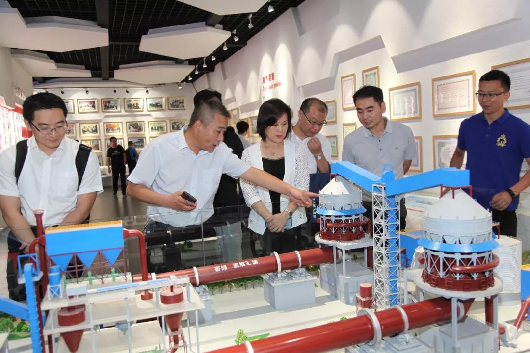 技术副总经理贲道春向领导专家介绍石灰生产线工艺流程
